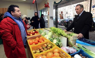 François Bayrou, candidat du MoDem à l'Elysée, a estimé mardi que la nouvelle hausse du chômage imposait à "toutes les forces du pays" de faire du "produire en France" une "priorité", seul à même de "rendre l'emploi et le pouvoir d'achat aux Français".