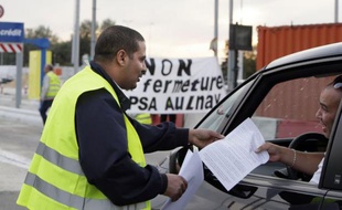 Une centaine de salariés de l'usine PSA d'Aulnay-sous-Bois, promise à la fermeture, ont de nouveau laissé passer gratuitement pendant une heure les automobilistes au péage autoroutier de Senlis (Oise) dimanche soir, a constaté une journaliste de l'AFP.