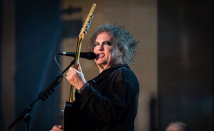 Robert Smith, leader de The Cure, lors d'un concert à Hyde Park (Londres), en juillet 2018.