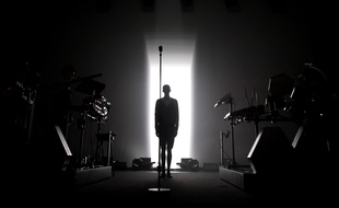 Lille, le 17 decembre 2013. Le chanteur belge Stromae en concert a l'Aeronef quelques jours seulement apres avoir recu deux recompenses aux NRJ Music Awards (Meilleur artiste masculin francophone et meilleure chanson francophone de l'annee avec Formidable).