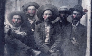 La photo de Billy the Kid (deuxième en partant de gauche) et Pat Garrett (à l'extrême droite)