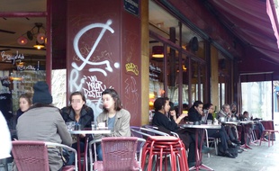 Malgré les attentats du 13 novembre dernier et malgré l'interdiction des manifestations de voie publique par la préfecture de Paris, la terrasse du bar Chez Prune (10e) restait bien fournie ce jeudi 19 novembre.