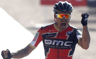 Greg Van Avermaet célèbre sa victoire après avoir franchi la ligne d'arrivée du 115e Paris-Roubaix, dimanche 9 avril 2017.