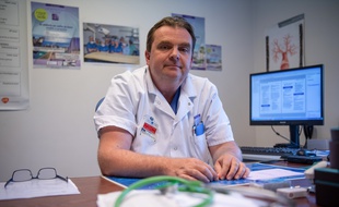 Le Pr Emmanuel Martinod, de l'hôpital Avicenne (Assistance publique-Hôpitaux de Paris), le 17 mai 2018.