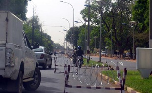 Deux Français sont retenus depuis dimanche après-midi par des habitants de Niamey, excédés par les dispositifs de sécurité mis en place aux alentours de plusieurs ambassades étrangères après les attentats terroristes de fin mai dans le nord du pays, a-t-on appris de source officielle.