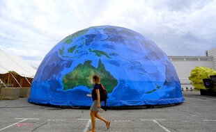 Une réplique partielle de la Terre lors du congrès de l'UICN à Marseille, le 3 septembre 2021