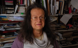 Hélène Hazera, journaliste et productrice trans se bat contre l'Assurance retraite et l'Assurance maladie car elle a cotisé sous deux numéros, l'un commençant par un 1, pour les hommes, l'autre par un 2 après sa transition. Et ce changement lui pose problème maintenant qu'elle est à la retraite.