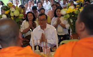 Le chef de l'opposition, Sam Rainsy, prie avec d'autres Cambodgiens à Phnom Penh, le 17 avril 2015, en hommage aux deux millions de morts du régime khmer rouge (1975-1979)