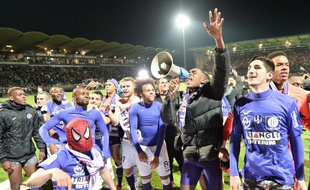 Les joueurs du TFC fêtent leur maintien en Ligue 1 après leur succès à Angers (2-3), le 14 mai 2016.