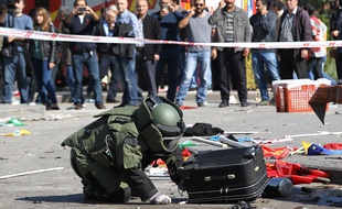 Un démineur examine une valise abandonnée près du lieu de la double explosion survenue à Ankara le 10 octobre 2015.