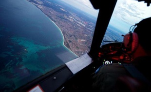 Une mission de recherche des débris du vol MH370 survole la côte de Perth le 24 mars 2014