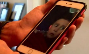 Delbert Latham montre la vidéo de son fils glissant du grand huit.