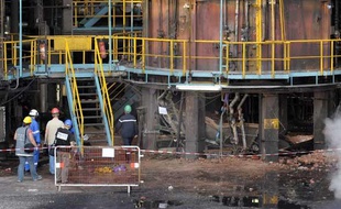 Des policiers inspectent l'usine de Total Petrochemicals à Carling (Moselle) après l'explosion qui y a eu lieu le 15 juillet 2009.