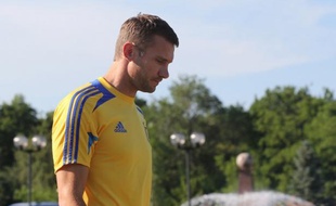 L'Anglais Wayne Rooney, titularisé comme attendu, entame mardi à Donestk "son" Euro-2012 face à une équipe d'Ukraine qui ne pourra pas compter sur la présence en début de match de son attaquant vedette Andreï Shevchenko, diminué par une blessure à un genou.