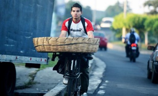 Un vendeur de pain à vélo à San Salvador le 8 octobre 2015