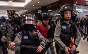 La police anti-émeute arrête un manifestant, dans un centre commercial de Sheung Shui, à Hong Kong, le 28 décembre 2019.