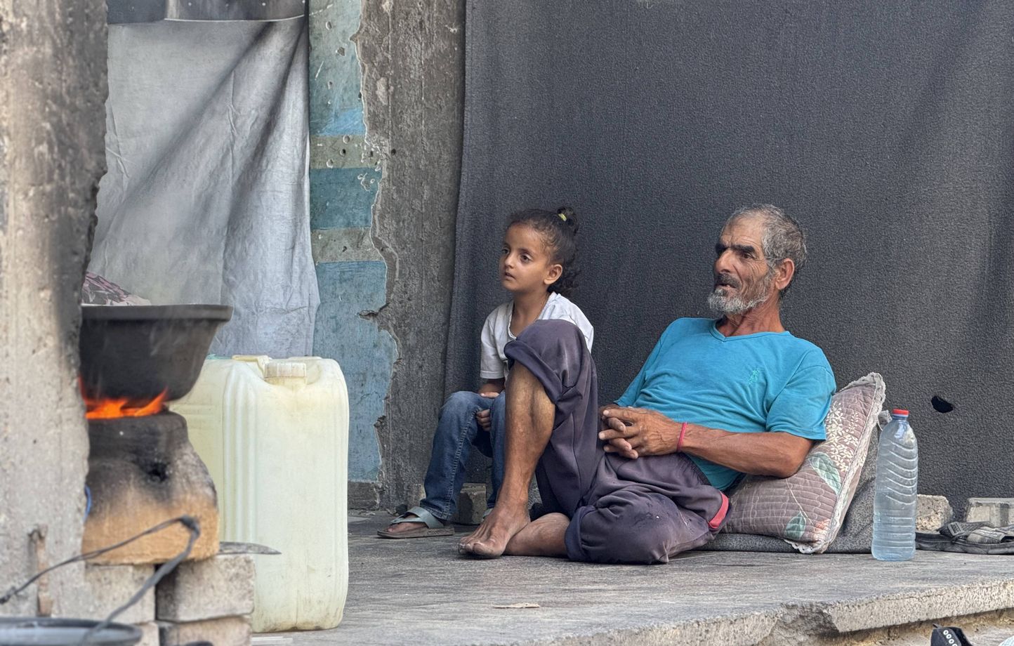 Gaza : Des Egyptiens envoient des bouteilles de riz vers Gaza pour dénoncer la famine thumbnail