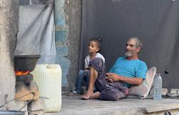 Des Égyptiens utilisent la mer pour envoyer des bouteilles de riz vers Gaza