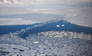 Le "permafrost", les sous-sols arctiques gelés, pourrait commencer à se dégeler d'ici 10 à 30 ans, libérant des gaz à effet de serre dans l'atmosphère et aggravant d'autant le réchauffement climatique, indique une étude publiée mercredi.