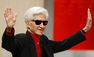 Alain Resnais, 87 ans, a reçu une standing ovation. Le cinéaste a remporté le Prix exceptionnel du jury pour «les Herbes Folles».
