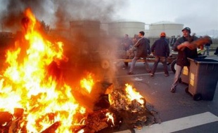 Plusieurs centaines de pêcheurs ont fortement perturbé lundi matin les accès aux ports de Brest, Douarnenez (Finistère), Lorient (Morbihan), une "démonstration de force" destinée à obtenir de l'Etat des mesures face à l'envolée des prix du gazole.