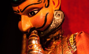 Le spectacle «Le Charmeur de serpent».