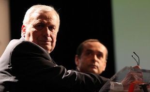 A Béziers, les candidats socialiste Jean-Michel du Plaa (premier plan) et Robert Ménard, soutenu par le Front national, le 12 décembre 2013 à Perpignan.
