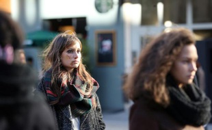 Une féministe issue du mouvement "Ni Putes, Ni Soumises" dévoile ses fausses blessures à l'occasion d'une simulation d'agression devant le Centre Pompidou, le 25 novembre 2012 à Paris