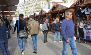 Commerçants, clients et municipalité semblent apprécier le marché de Noël marseillais.