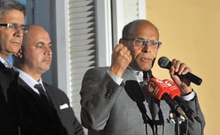 Le président tunisien sortant Moncef Marzouki (d), le 23 décembre 2014 à Tunis