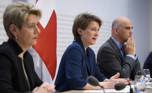 La présidente de la confédération suisse, Simonetta Sommaruga (au centre), et le conseiller fédéral Alain Berset, le 16 mars 2020 à Berne.