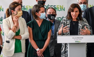 Johanna Rolland (au centre) dirige la campagne d'Anne Hidalgo