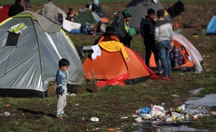 Un enfant observe des détritus à Idomeni, un village grec à la frontière macédonienne le 4 février 2016.
