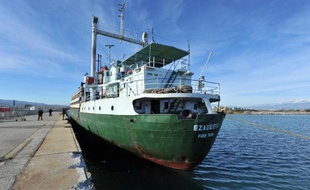 Le cargo Ezadeen est amarré dans le port italien de Corigliano dans les Pouilles (sud), le 3 janvier 2015, au lendemain du sauvetage de 360 migrants abandonnés à son bord par les passeurs