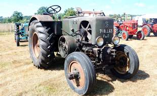 Tracteur (ancien) exposé à la 36ème fête de la batteuse, Meys (Rhône), le 29 août 2010