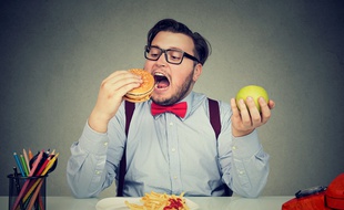 « Je devrais manger plus équilibré mais ce burger a quand même l'air méga appétissant...» Voilà un choix cornélien.