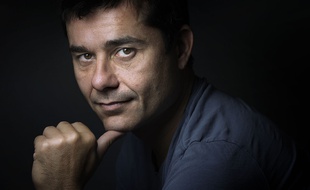 Laurent Binet pendant un shooting à Paris le 8 juillet 2015