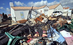 Du mobilier est entassé devant une maison du quartier pavillonaire «Les Voiliers» à la Faute-sur-Mer, après le passage de la tempête Xynthia, le 7 avril 2010.
