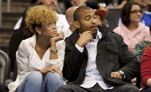 La chanteuse Rihanna et son petit ami, le joueur de baseball des Los Angeles Dodgers Matt Kemp, lors d'un match de basket, à Los Angeles, le 16 janvier 2010.