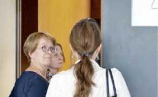La femme de Laurent, Nelly (à g.), hier au tribunal de Nanterre.