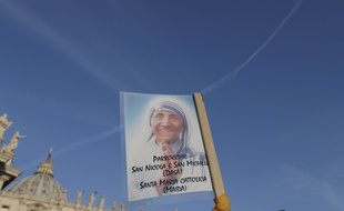 Une photo de mère Teresa, place Saint-Pierre à Rome.