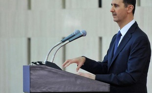Le président syrien Bachar al-Assad a participé jeudi à la prière du Fitr dans une mosquée de Damas , selon des images retransmises par la télévision d'Etat, alors qu'une ONG a fait état de la chute d'obus dans le même secteur.