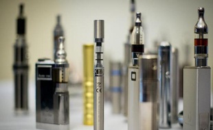 Le Collectif des acteurs de la cigarette électronique (CACE) a dénoncé lundi une décision "scandaleuse", qui "outrepasse les pouvoirs du juge", après qu'un tribunal de commerce a estimé que la vente des e-cigarettes représente une concurrence déloyale aux buralistes.