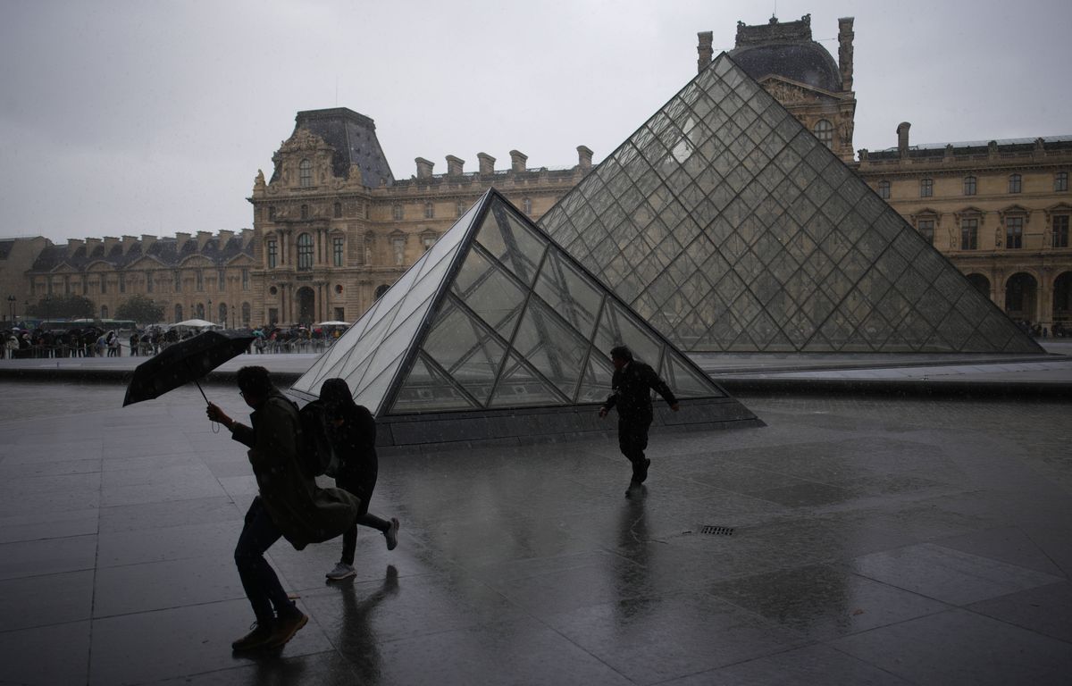 Cambriolage au Louvre : « Visiblement, ce n'était pas très pro »... Le « casse du siècle » l'est-il vraiment ?