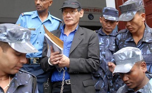 Le tueur en série français Charles Sobhraj (C) est emmené par les policiers népalais à sa sortie du tribunal de Katmandou, le 18 août 2008.