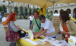 Les membres de la Confération Paysanne ont distribué du lait ce mardi midi sur la place de la mairie à Rennes.