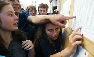 Des cris de joie et des pleurs. Dès 9 heures du matin, des dizaines d'élèves étaient massés devant le lycée Ampère-Bourse (2e), à Lyon, pour découvrir leurs résultats au baccalauréat.