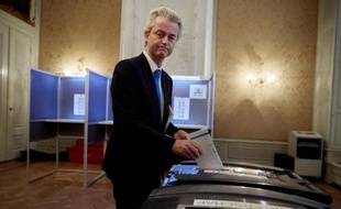 Le parlementaire du parti populiste Geert Wilders vote à La Haye le 18 mars 2015 pour les élections provinciales