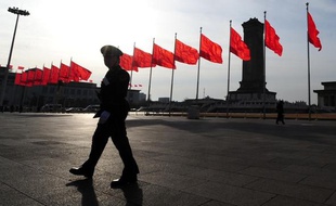 Drapeaux chinois sur la place Tiananmen à Pékin en mars 2010.