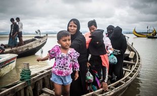 Des Rohingyas rejoignant le Bangladesh en bateau.
